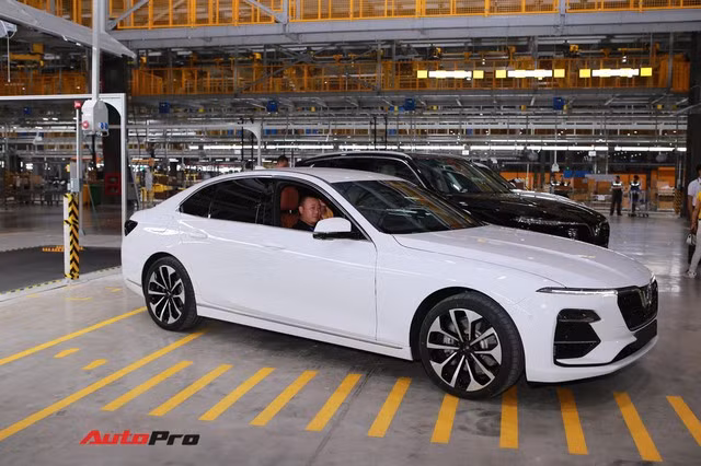 VinFast chính thức bàn giao mẫu Lux SA2.0 và Lux A2.0 tới tay khách Việt