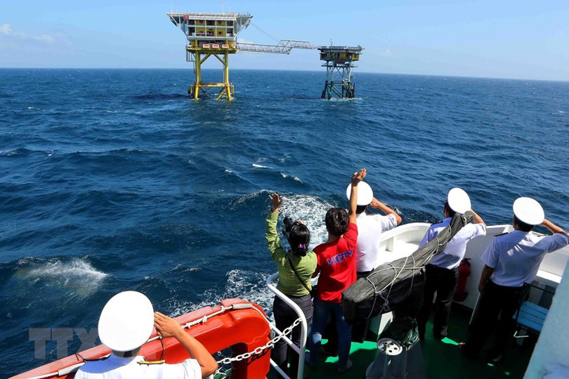 Hình ảnh nhà giàn DK1 vững vàng nơi đầu sóng ngọn gió