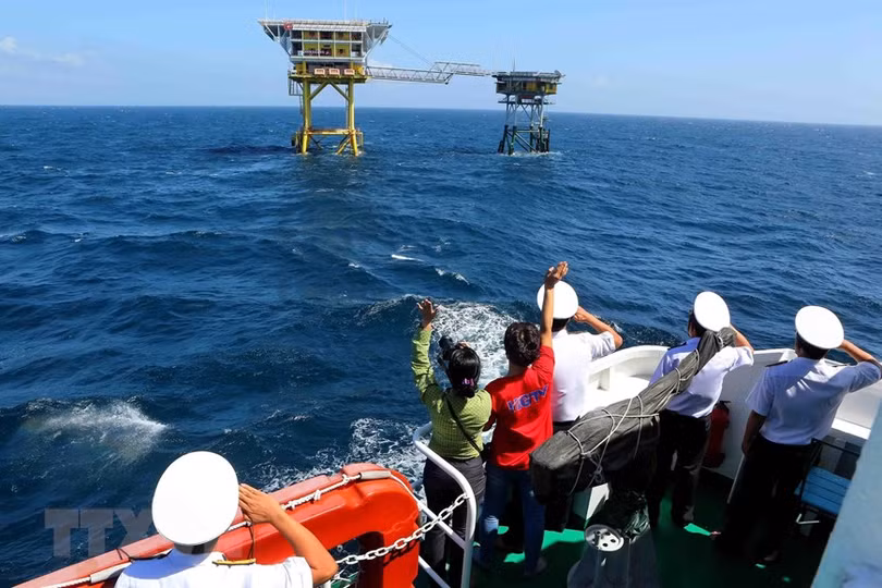 Hình ảnh nhà giàn DK1 vững vàng nơi đầu sóng ngọn gió