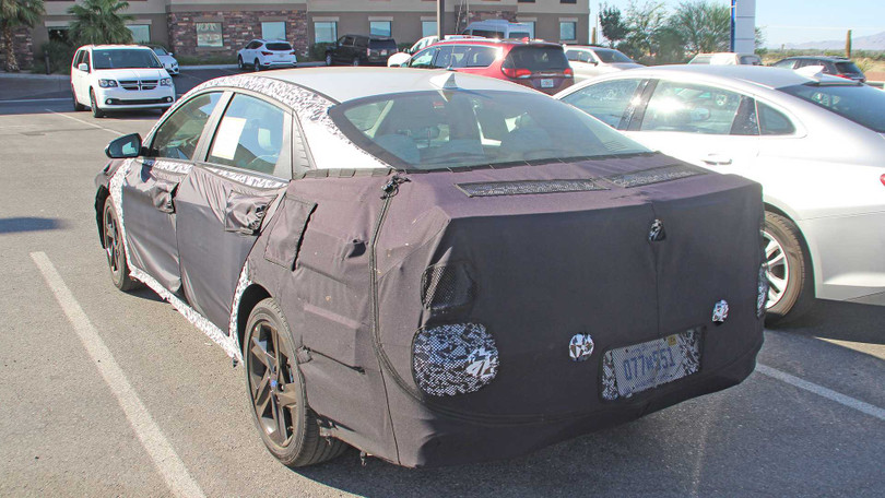 Hyundai Elantra thế hệ mới lần đầu lộ diện trên đường chạy thử