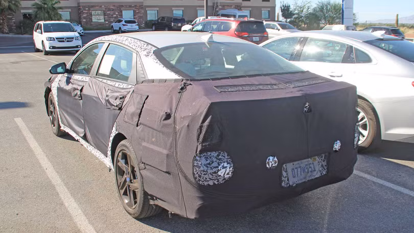 Hyundai Elantra thế hệ mới lần đầu lộ diện trên đường chạy thử