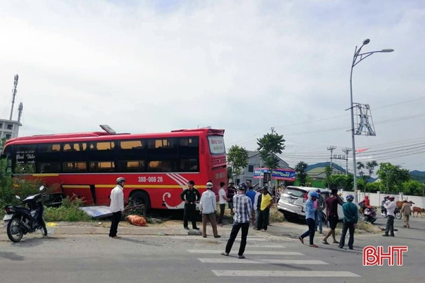Xe khách “lùa” Honda CRV lên vỉa hè, 2 người bị thương