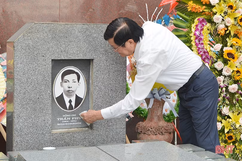 Nguyên Chủ tịch nước Trương Tấn Sang dâng hương các địa chỉ đỏ, tham quan NTM ở Hà Tĩnh