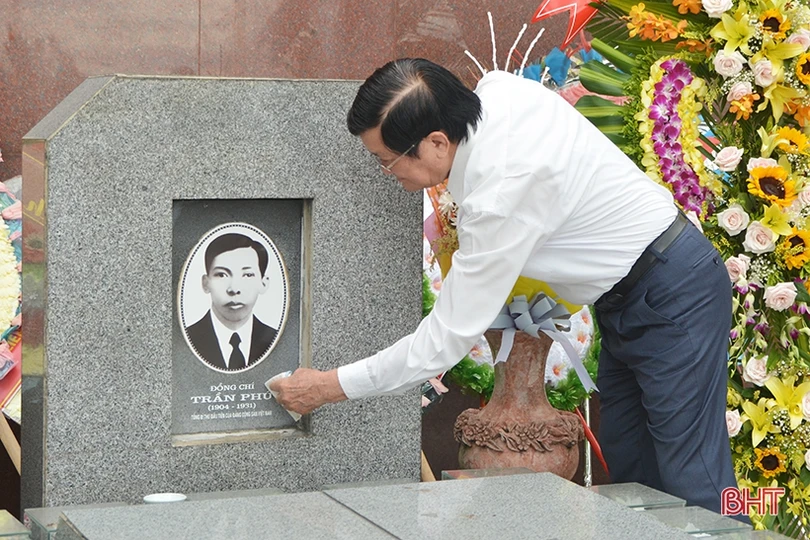 Nguyên Chủ tịch nước Trương Tấn Sang dâng hương các địa chỉ đỏ, tham quan NTM ở Hà Tĩnh