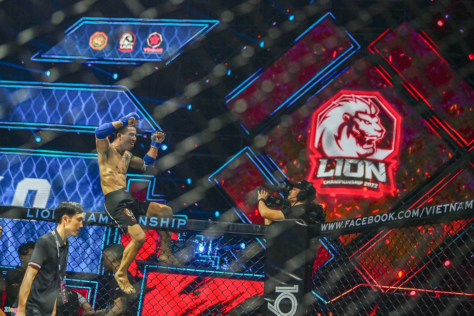 Những khoảnh khắc kịch tính trong đêm bán kết MMA Việt Nam