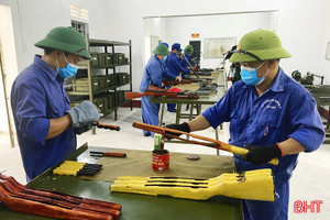 Những người lính “cải lão hoàn đồng” cho vũ khí