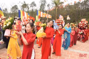 Đông đảo du khách về trẩy hội chùa Chân Tiên