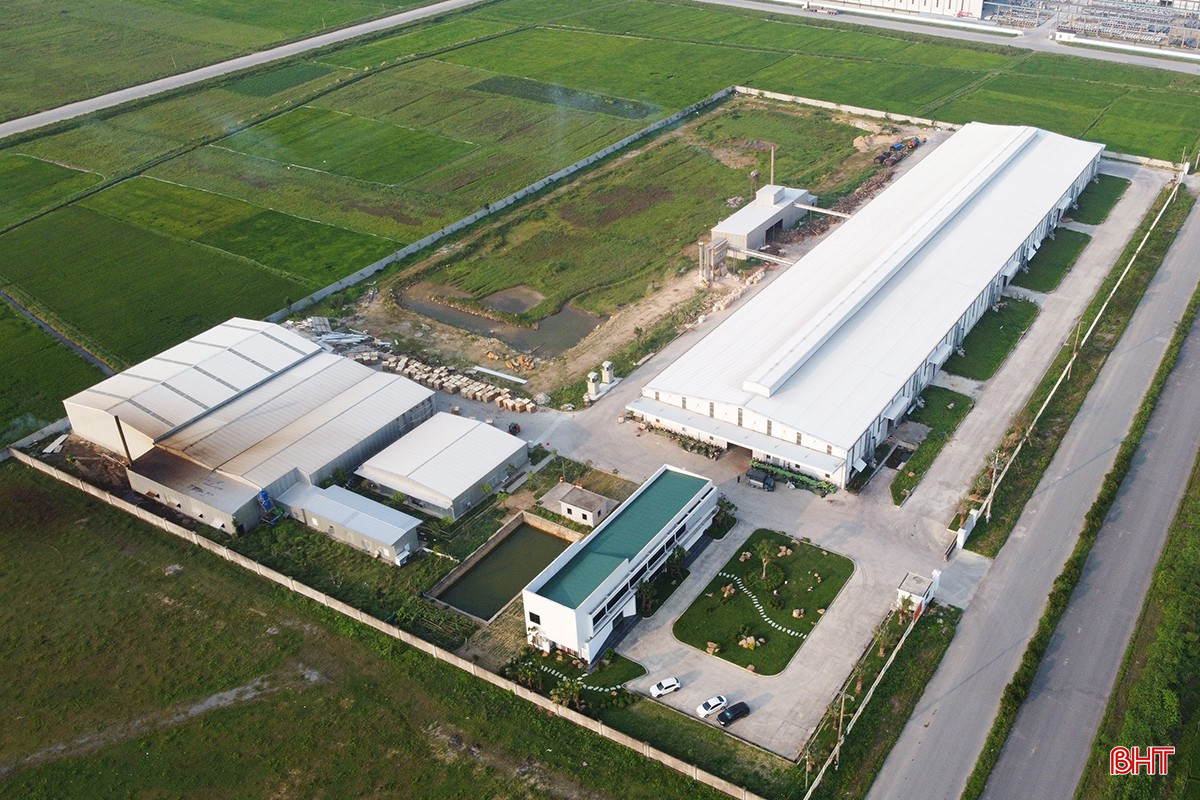 Nhờ hạ tầng đồng bộ và vị trí địa lý thuận lợi nên đến thời điểm này, KCN Gia Lách đã có 16 dự án được cấp giấy chứng nhận đăng ký đầu tư còn hiệu lực, với tổng diện tích đất đã cho thuê là 52,53/67,74ha, đạt tỷ lệ lấp đầy 77,53%.