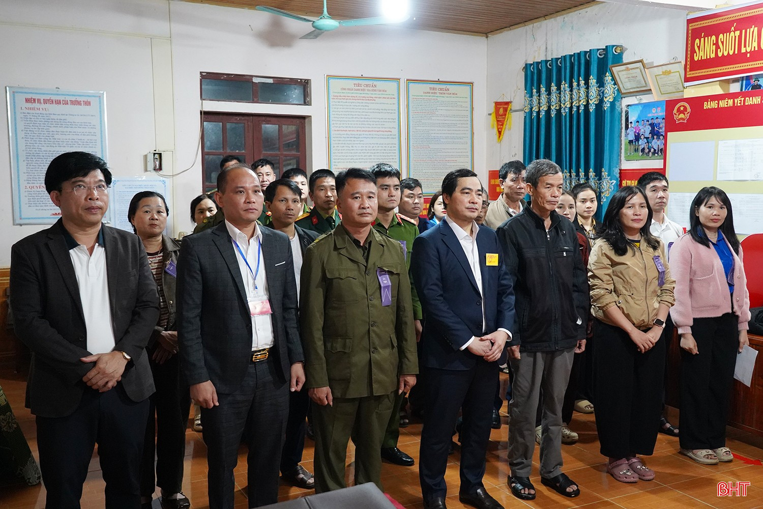 Các khu vực bỏ phiếu tại xã Sơn Kim 1 đồng loạt tiến hành kiểm phiếu theo quy định.