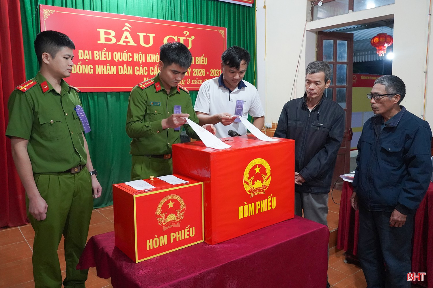 Công tác kiểm phiếu diễn ra dưới sự chứng kiến của các lực lượng liên quan. Dự kiến, công tác kiểm phiếu tại xã Sơn Kim 1 sẽ hoàn thành trước 21 giờ tối nay.