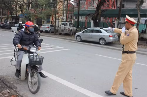 Theo Thông tư 01, cảnh sát giao thông có quyền kiểm tra giấy phép lái xe; giấy đăng ký xe; giấy chứng nhận bảo hiểm trách nhiệm dân sự của chủ xe cơ giới và giấy tờ khác có liên quan đến người, phương tiện, hoạt động vận tải. Theo Thông tư 01, cảnh sát giao thông có quyền kiểm tra giấy phép lái xe; giấy đăng ký xe; giấy chứng nhận bảo hiểm trách nhiệm dân sự của chủ xe cơ giới và giấy tờ khác có liên quan đến người, phương tiện, hoạt động vận tải.
