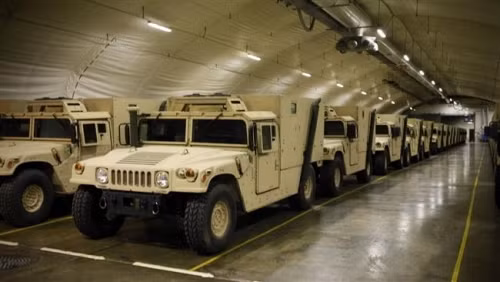 Xe quân sự Humvee của Mỹ trong hang Na Uy. Ảnh: PressTV
