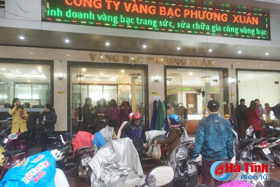 Người dân chen chúc nhau mua vàng tại cửa hàng vàng bạc Phương Xuân (Nguyễn Công Trứ - TP. Hà Tĩnh)