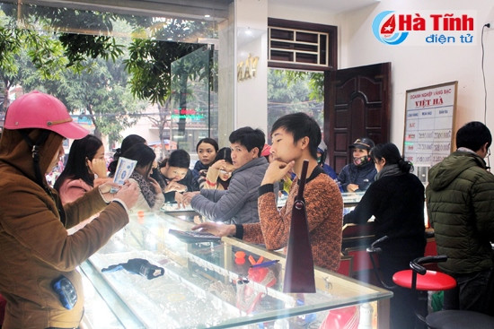Cảnh tượng tương tự cũng diễn ra tại cửa hàng vàng bạc Việt Hà và Mai Xuân (Nguyễn Công Trứ - TP. Hà Tĩnh)