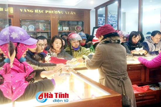 Người dân chen chúc nhau mua vàng tại cửa hàng vàng bạc Phương Xuân (Nguyễn Công Trứ - TP. Hà Tĩnh)