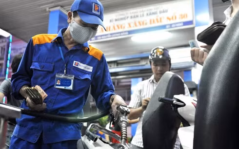 Giá xăng được dự báo sẽ giảm tiếp 500 đồng/lít vào hôm nay ảnh 1