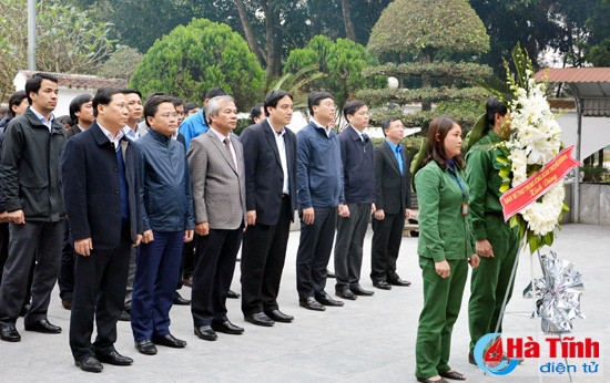 Bí thư thứ nhất Trung ương Đoàn TNCS Hồ Chí Minh Nguyễn Đắc Vinh và Phó Bí thư Thường trực Tỉnh ủy Trần Nam Hồng dâng hương tại Khu di tích Ngã ba Đồng Lộc...
