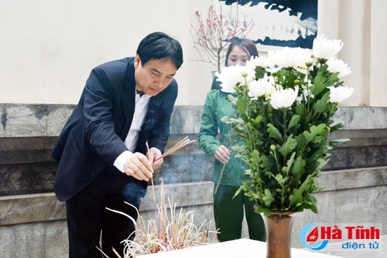 Bí thư thứ nhất Trung ương Đoàn TNCS Hồ Chí Minh Nguyễn Đắc Vinh và Phó Bí thư Thường trực Tỉnh ủy Trần Nam Hồng dâng hương tại Khu di tích Ngã ba Đồng Lộc...