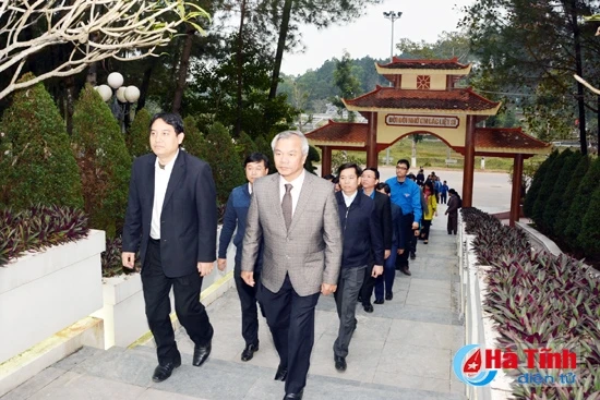 Bí thư thứ nhất Trung ương Đoàn TNCS Hồ Chí Minh Nguyễn Đắc Vinh và Phó Bí thư Thường trực Tỉnh ủy Trần Nam Hồng dâng hương tại Khu di tích Ngã ba Đồng Lộc...