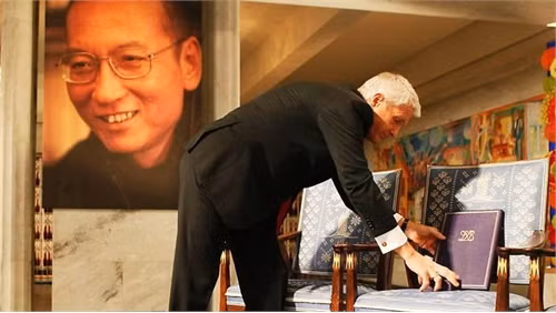 Giải Nobel hòa bình 2010 trao cho Liu Xiaobo được đặt lên một chiếc ghế trống do ông đang bị bắt (Ảnh: AP)