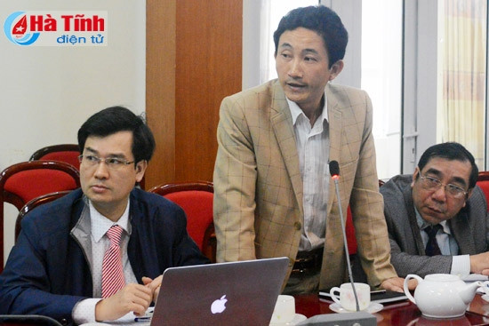 Ông Trần Đức Bá - GĐ Đài Khí tượng Thủy văn tỉnh: Trong ngày mai 16/2, địa bàn Hà Tĩnh sẽ xảy ra rét đậm và đến ngày 19/2 sẽ tiếp tục đón đợt không khí lạnh mới. Tuy không còn rét hại nhưng nhiệt độ về đêm và các vùng núi vẫn xuống thấp. Đợt không khí lạnh không kèm theo mưa lớn nên sẽ là điều kiện thuận lợi để bà con đẩy nhanh tiến độ lạc xuân Ông Trần Đức Bá - GĐ Đài Khí tượng Thủy văn tỉnh: Trong ngày mai 16/2, địa bàn Hà Tĩnh sẽ xảy ra rét đậm và đến ngày 19/2 sẽ tiếp tục đón đợt không khí lạnh mới. Tuy không còn rét hại nhưng nhiệt độ về đêm và các vùng núi vẫn xuống thấp. Đợt không khí lạnh không kèm theo mưa lớn nên sẽ là điều kiện thuận lợi để bà con đẩy nhanh tiến độ lạc xuân