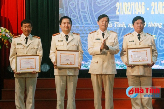 Đại tá Nguyễn Văn An - Phó giám đốc Công an tỉnh trao giấy khen cho 3 tập thể đạt giải nhất trong Cuộc thi Tìm hiểu 70 năm ngày truyền thống lực lượng CSGT