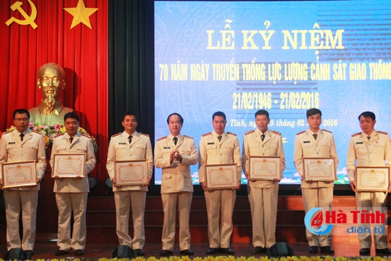 Đại tá Lê Văn Sao - Giám đốc Công an tỉnh trao giấy khen của ban giám đốc Công an tỉnh cho các tập thể và cá nhân có thành tích xuất sắc trong công tác