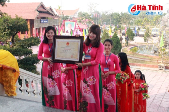 Cán bộ, nhân dân Hương Sơn rước bằng công nhận Di sản văn hóa phi vật thể cấp quốc gia