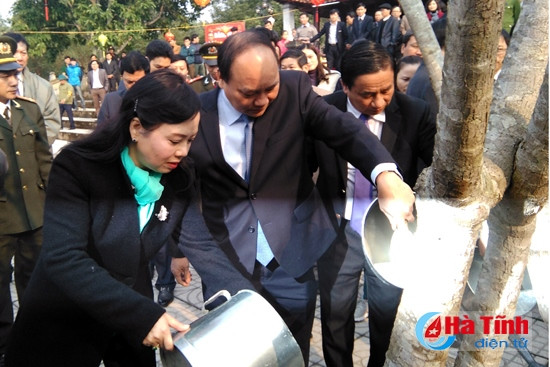 Các đại biểu trồng cây, dâng hương tại phần mộ và nhà thờ đại danh y Lê Hữu Trác.