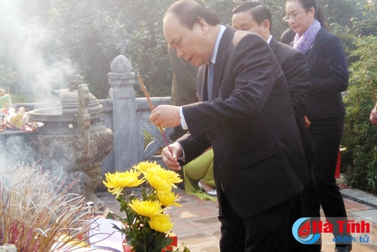 Các đại biểu trồng cây, dâng hương tại phần mộ và nhà thờ đại danh y Lê Hữu Trác.