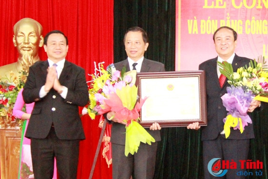 Thừa ủy quyền Bộ trưởng Bộ VH-TT&DL, Bí thư Tỉnh ủy – Chủ tịch UBND tỉnh Lê Đình Sơn trao bằng công nhận Di sản văn hóa phi vật thể quốc gia cho lãnh đạo huyện Hương Sơn.