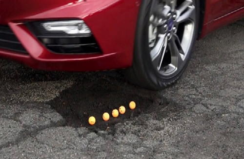 Bánh xe lăn qua ổ gà mà không làm biến dạng những quả bóng bàn. >> Xem video