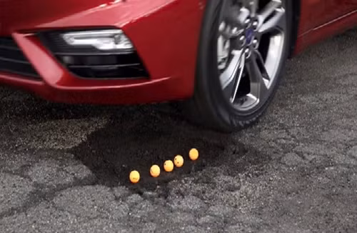 Bánh xe lăn qua ổ gà mà không làm biến dạng những quả bóng bàn. >> Xem video