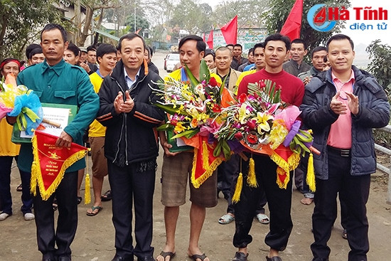 BTC trao cờ, hoa cho các đội tham dự giải