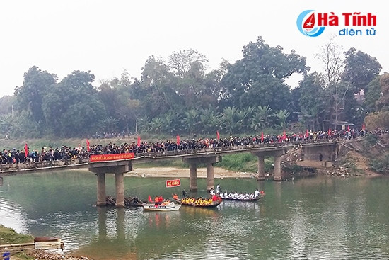 Hội đua thuyền thu hút hàng nghìn người dân cổ vũ.