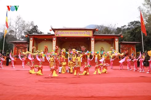 Hàng ngàn người dự khai hội xuân Yên Tử 2016 ảnh 6 Hàng ngàn người dự khai hội xuân Yên Tử 2016 ảnh 6