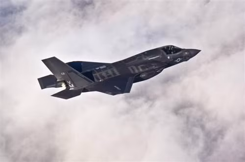 Tiêm kích F-35 có thể được sử dụng để chỉ thị mục tiêu cho oanh tạc cơ hạng nặng Mỹ. Ảnh: Reuters