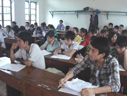 Học sinh lớp 12 trường bán công Nguyễn Đình Liễn trong giờ ôn tập môn Tiếng Anh.