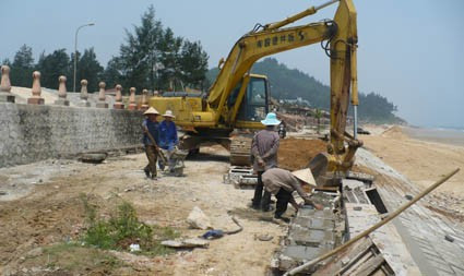 Gia cố và xây mới công trình kè biển (TT Thiên Cầm) chuẩn bị cho mùa mưa bão sắp tới.