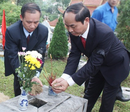 Phó Chủ tịch UBND, Trưởng Ban công tác đặc biệt tỉnh Hà Tĩnh - Nguyễn Thiện và Phó Bí thư Tỉnh ủy, tỉnh Bôlykhămxay - Pan Noi Ma Ni làm lễ an táng hài cốt các liệt sỹ