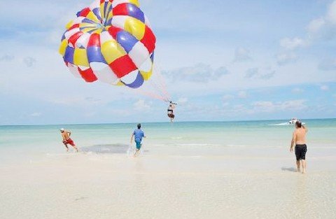 Bãi cát trắng trải dài trên đảo Phú Quốc của Việt Nam thu hút những người yêu biển từ khắp nơi trên thế giới. Bạn có thể chơi trò lặn biển, lướt xuồng máy hay câu mực và tận hưởng không khí đậm chất địa phương khi dạo ở chợ cá vào sáng sớm.