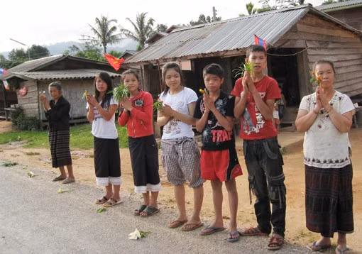 Từ sáng sớm, nhân dân các bộ tộc Lào, các ban, ngành, đoàn thể của tỉnh Bolykhamxay, thị xã Pạc Xan và các em học sinh đã đứng chờ để tiễn các liệt sỹ và đoàn công tác về nước Dọc đường đoàn luôn phải tạm dừng để các mẹ, các chị dân tộc Lào ra tặng hoa cho các chiến sỹ đội qui tập. Ngày 10-5, các cấp uỷ Đảng, chính quyền và nhân dân thị xã Lac Xao làm lễ bàn giao hài cốt và tổ chức cầu siêu cho các liệt sỹ. Sáng 11-5, Đoàn công tác rời Lạc Xao về nước Nhân dân thị trấn Lạc Xao đưa tiễn Đúng 8 giờ, ngày 11-5, đoàn đến cửa khẩu Cầu Treo, các liệt sỹ đã về đất mẹ sau bao năm xa cách. Đông đảo các tầng lớp nhân dân thị trấn Tây Sơn chào đón đoàn và thắp hương cho các liệt sỹ. Nhân dân thị trấn Phố Châu thắp hương cho các liệt sỹ