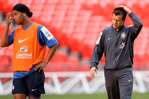 Ronaldinho (trái) là ngôi sao lớn nhất vỡ mộng dự World Cup 2010.