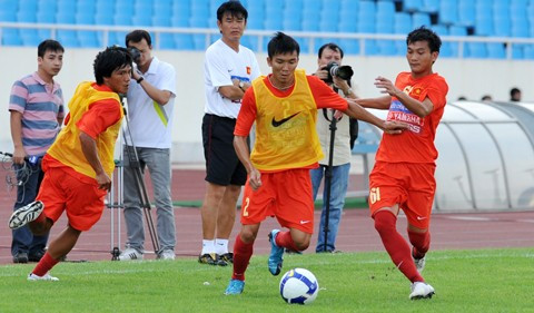 Và đưa ra những đánh giá đầu tiên về các tân binh như Hồng Tiến (phải). Ảnh: Đức Anh