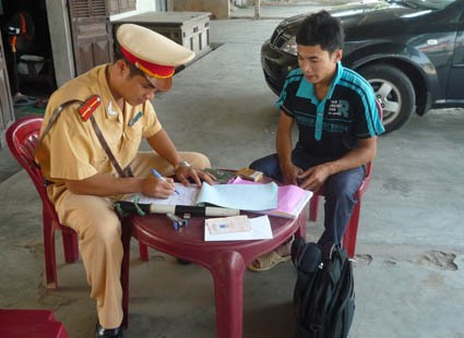 Kiên quyết lập biên bản xử lý người vi phạm kết hợp với tuyên truyền, giải thích về pháp luật ATGT