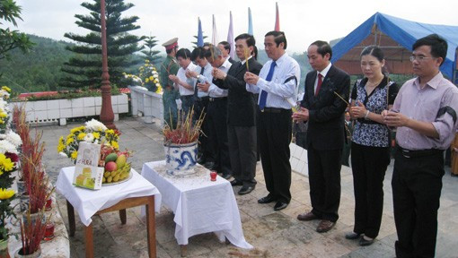 Lãnh đạo tỉnh dâng hương Đông đảo nhân dân địa phương đến dâng hương