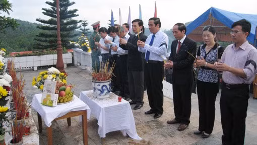 Lãnh đạo tỉnh dâng hương Đông đảo nhân dân địa phương đến dâng hương