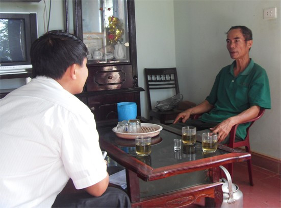 Ông Nguyễn Văn Chế (phải): "Chúng tôi mua bán đàng hoàng, xã phải có trách nhiệm làm "sổ đỏ" cho dân chứ đằng này lại "lấy" được tiền rồi thì vứt bỏ trách nhiệm...." Ảnh: Ngô Tuấn