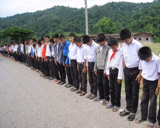 Từ sáng sớm, nhân dân các bộ tộc Lào, các ban, ngành, đoàn thể của tỉnh Bolykhamxay, thị xã Pạc Xan và các em học sinh đã đứng chờ để tiễn các liệt sỹ và đoàn công tác về nước Dọc đường đoàn luôn phải tạm dừng để các mẹ, các chị dân tộc Lào ra tặng hoa cho các chiến sỹ đội qui tập. Ngày 10-5, các cấp uỷ Đảng, chính quyền và nhân dân thị xã Lac Xao làm lễ bàn giao hài cốt và tổ chức cầu siêu cho các liệt sỹ. Sáng 11-5, Đoàn công tác rời Lạc Xao về nước Nhân dân thị trấn Lạc Xao đưa tiễn Đúng 8 giờ, ngày 11-5, đoàn đến cửa khẩu Cầu Treo, các liệt sỹ đã về đất mẹ sau bao năm xa cách. Đông đảo các tầng lớp nhân dân thị trấn Tây Sơn chào đón đoàn và thắp hương cho các liệt sỹ. Nhân dân thị trấn Phố Châu thắp hương cho các liệt sỹ