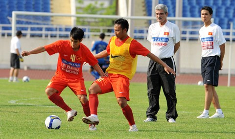 HLV Calisto đã trở lại với ĐTVN trên sân tập. Ảnh: Đức Anh